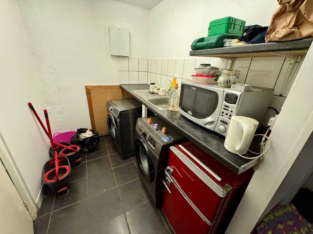 Lot: 39 - FREEHOLD COMMERCIAL PREMISES WITH PARKING ON EDGE OF CITY - Single storey - kitchen
